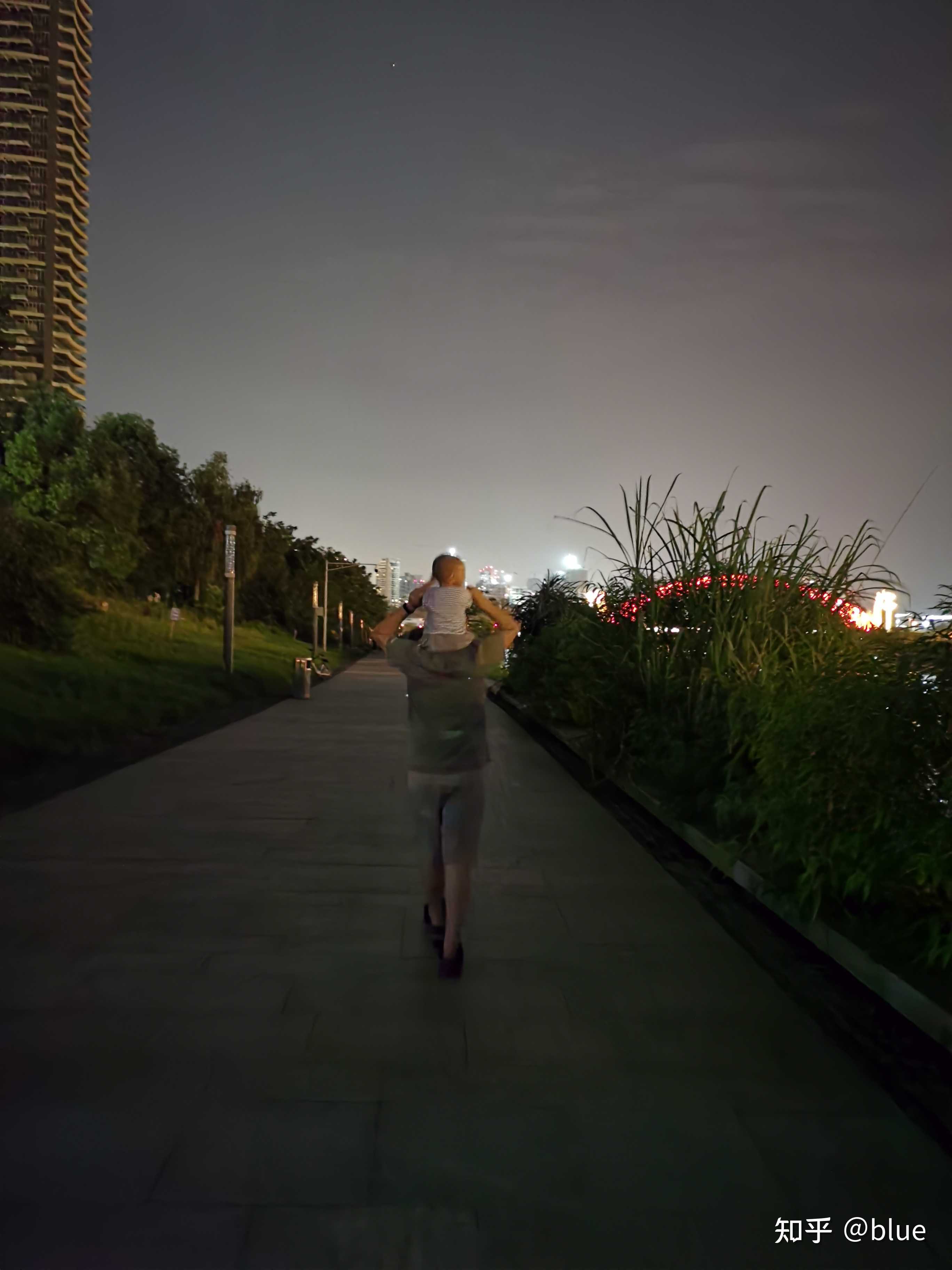 blue 的想法: 晚上散步的时候,河边坐着一家三口在讨论… - 知乎