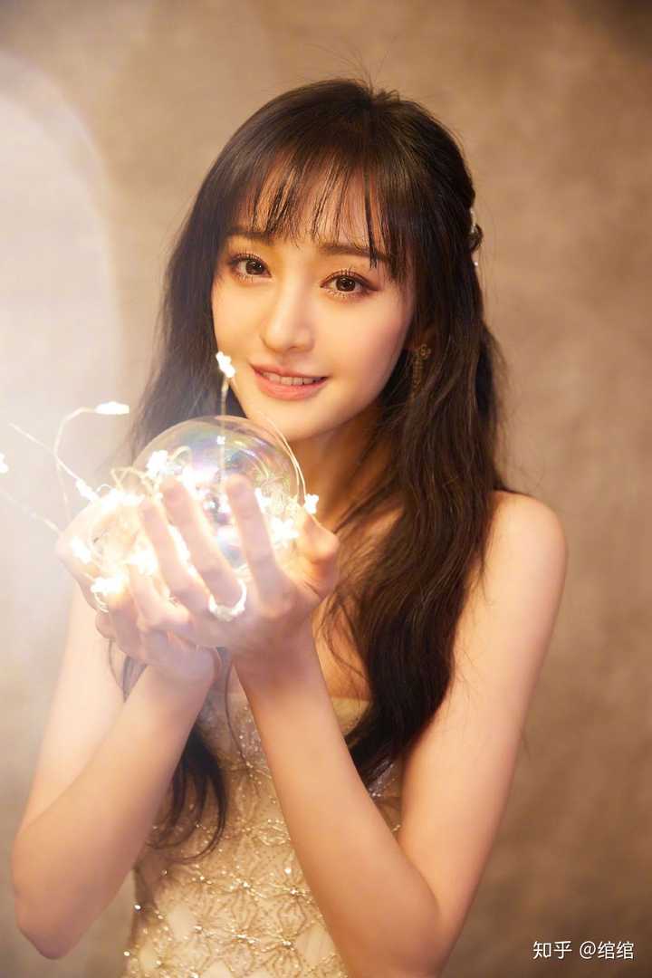 大家有存的让你觉得惊艳的女明星礼服图吗?