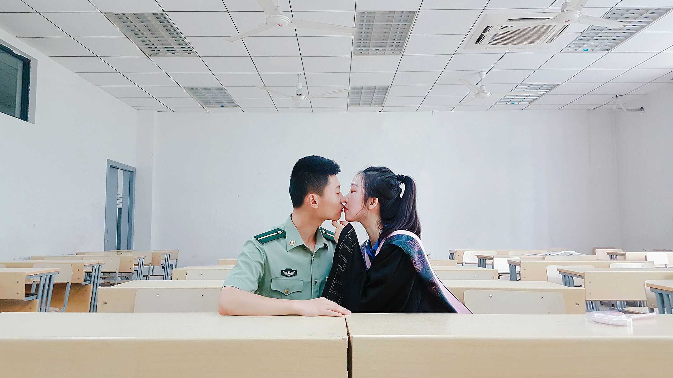 了北京读大学他在江苏上军校,所以拍的时候我们选了校服和学士服军装