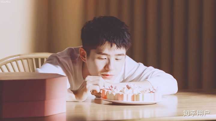 女朋友很喜欢一个男明星,还当做屏保,我是应该怎么抉择?