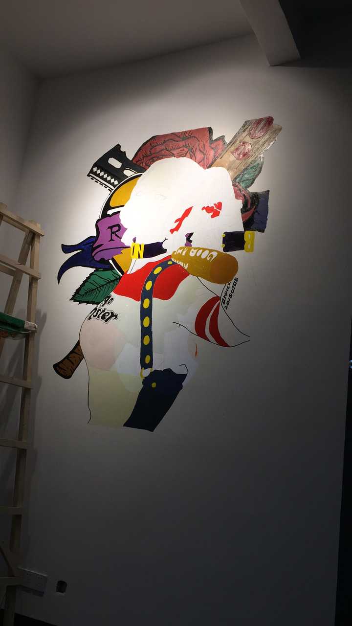 墙绘的我,还是硬着头皮去了…… 让她给我准备了丙烯颜料,画笔,投影仪