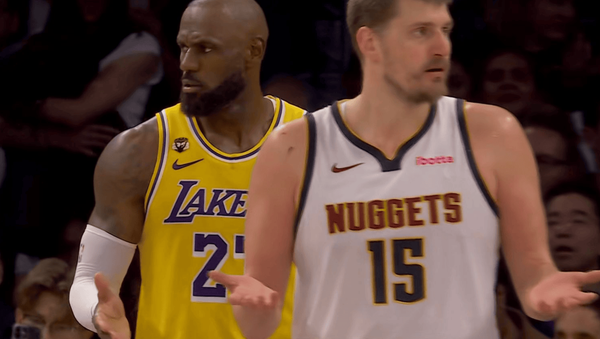 2526赛季NBA常规赛湖人127:125加时战胜掘金，东契奇绝杀，如何评价本场比赛？