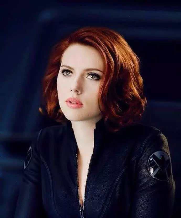 正当被追得穷途末路时,一个倩影把小李子拉进了墙壁.