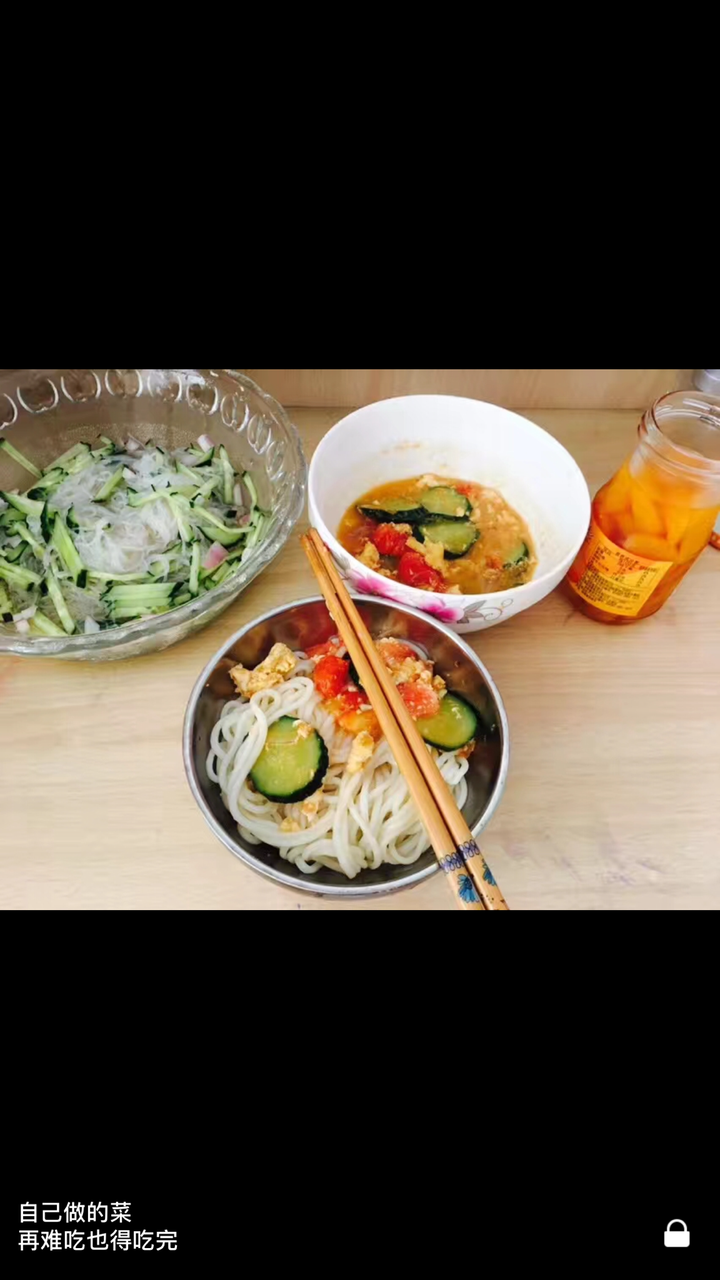 为什么有些人去哪个地方吃饭要晒吃什么?而且经常晒.有什么寓意?