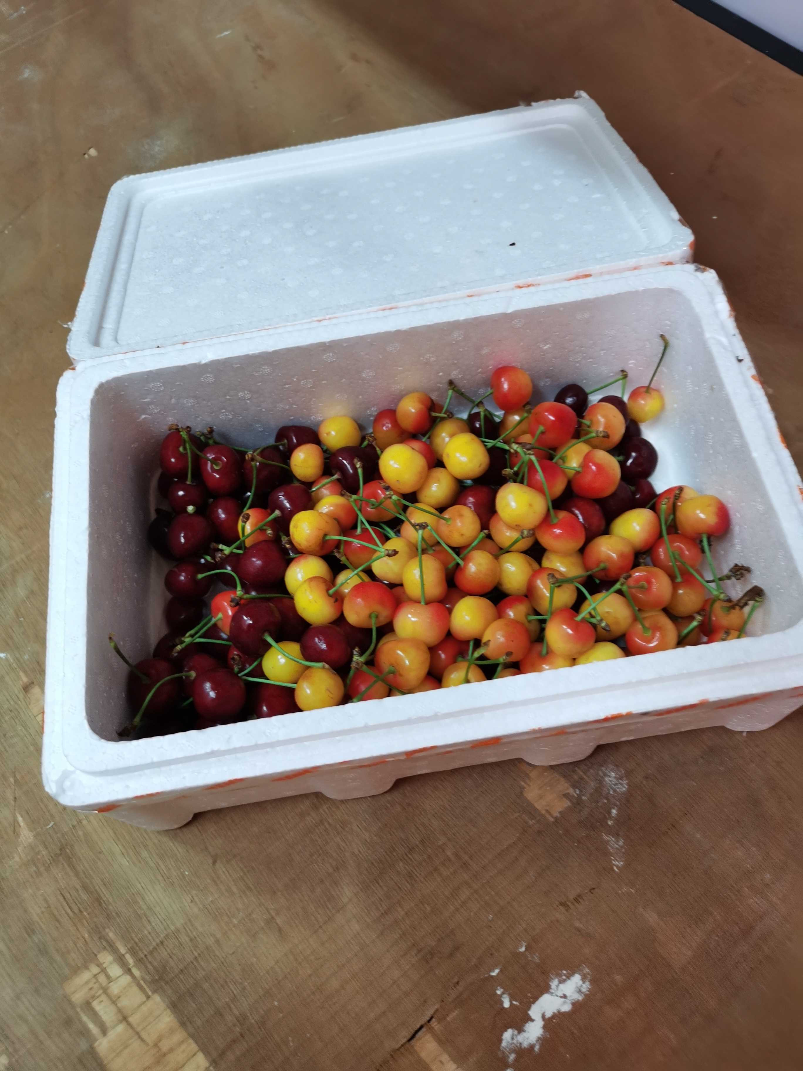 今天翟妈妈给我带了一箱樱桃