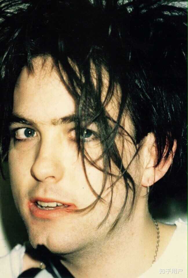 如何评价robert smith(the cure乐队主唱)的颜值?