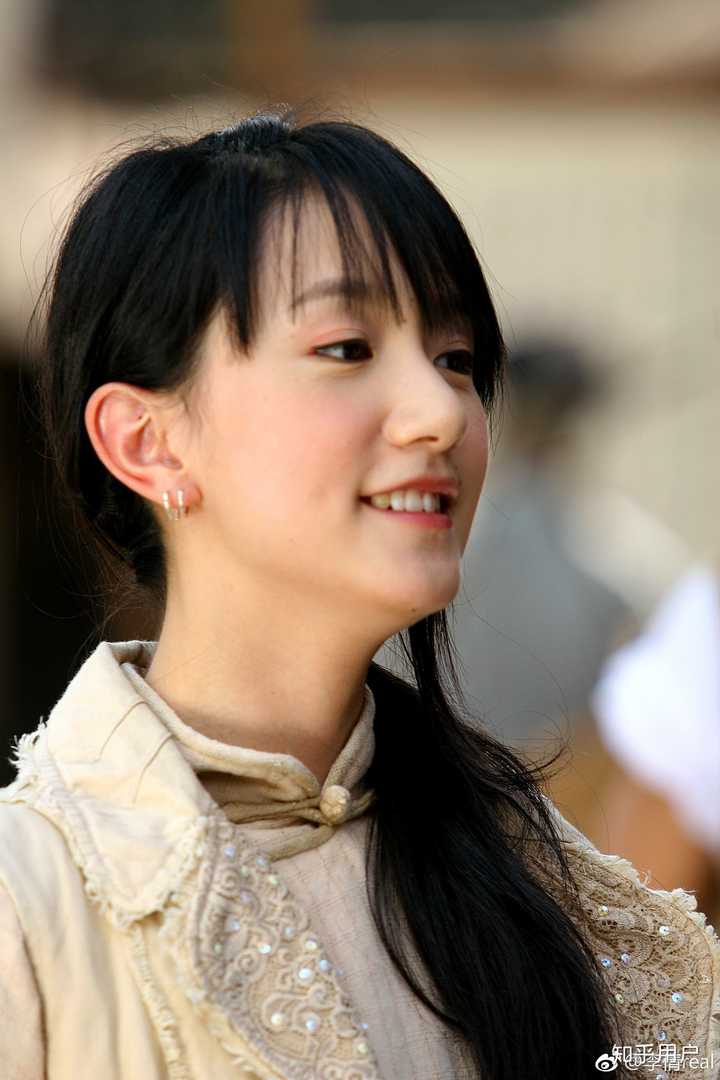 我是很羡慕那些天真的人的,认识一个小姑娘,眉眼很有灵气,长得像