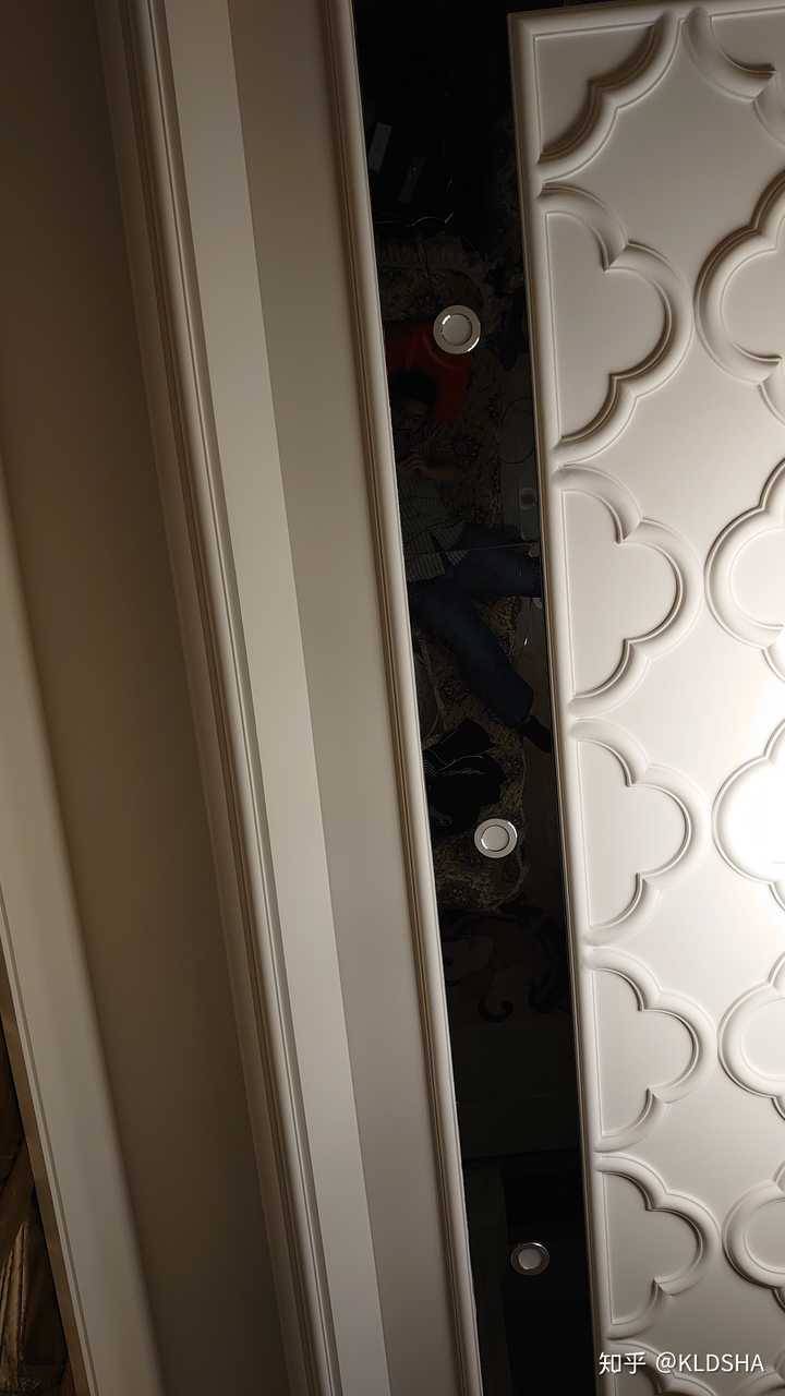 对着房间的天花板拍照,不喜欢自拍,因为丑,但奇奇怪怪的东西我喜欢拍