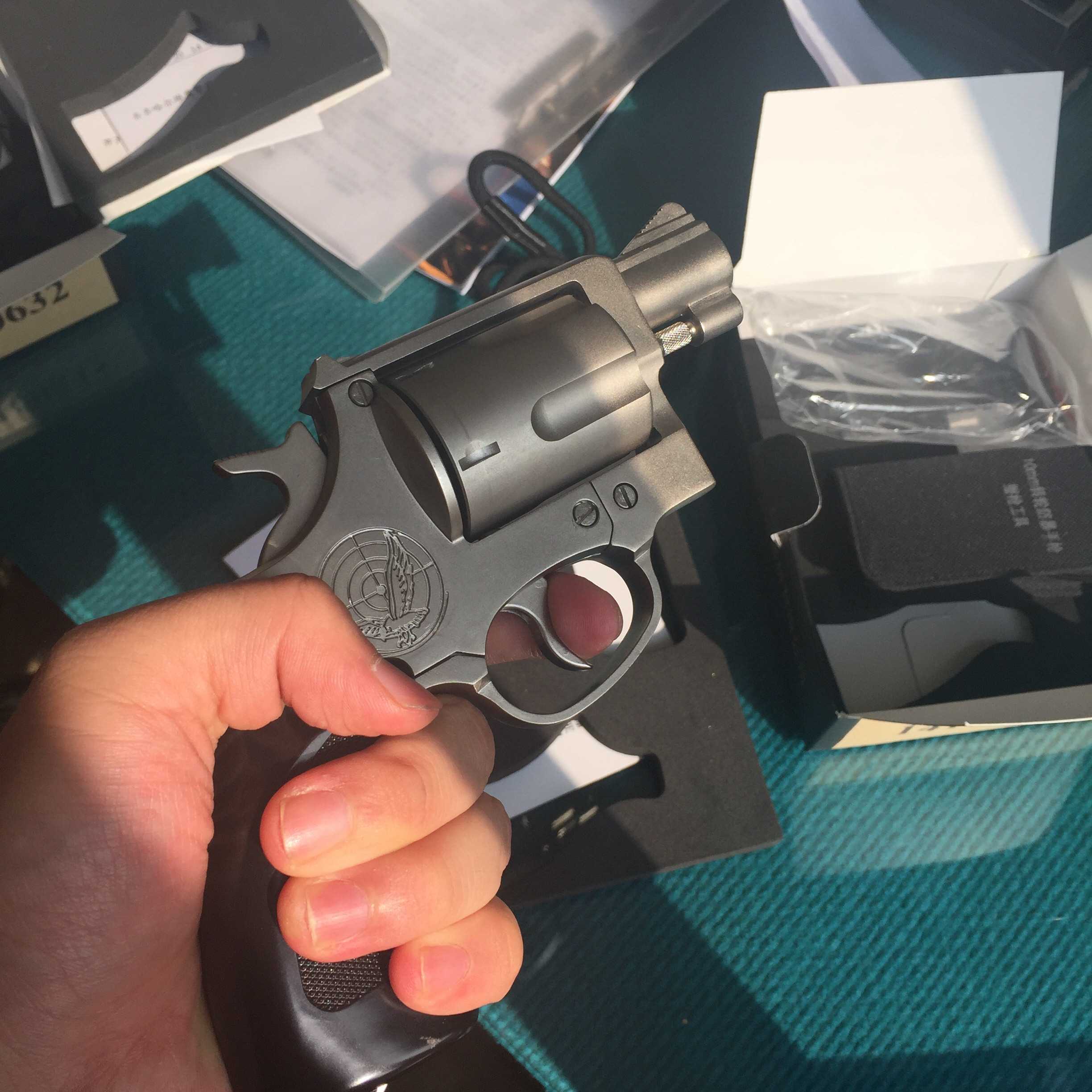 我要来介绍一款倒行逆施的武器.10mm转轮防暴手枪.就这货,打布袋弹.