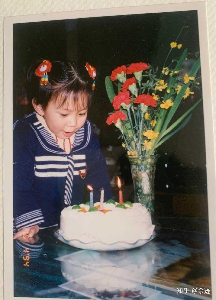 哦,对了,他小时候是个女孩子!