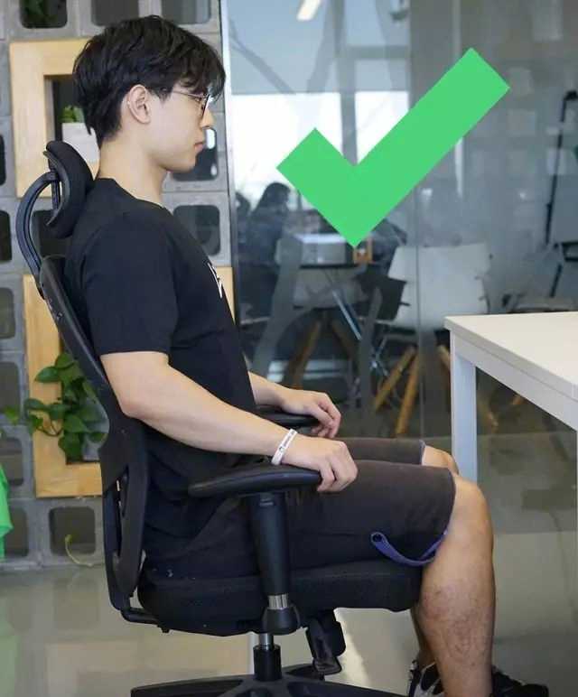 怎样纠正成年人驼背耸肩的体态