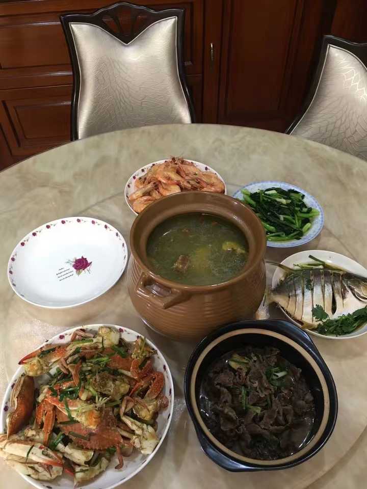 这是我们家平日的饭桌. 家常菜,我觉得白切鸡,炒青菜就很家常啊.