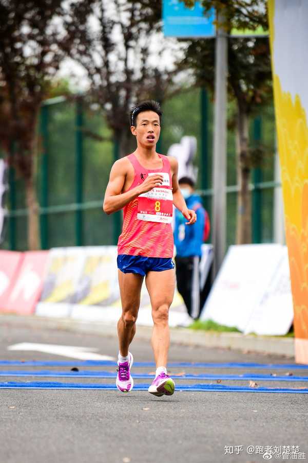 跑者刘楚楚 的想法: 杭州马拉松亚军管油胜———坚持终有突破