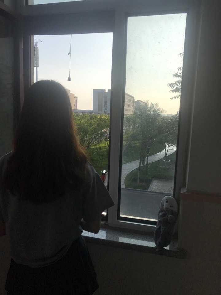 我站在窗台看风景 哈哈哈哈