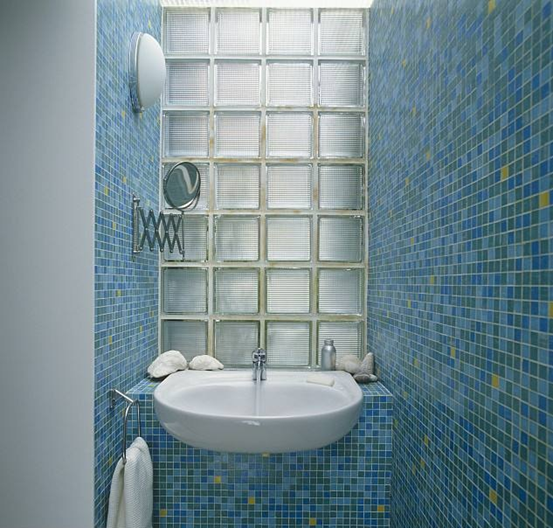 白色 透明玻璃 蓝色马赛克瓷砖,整个空间一点都不俗气
