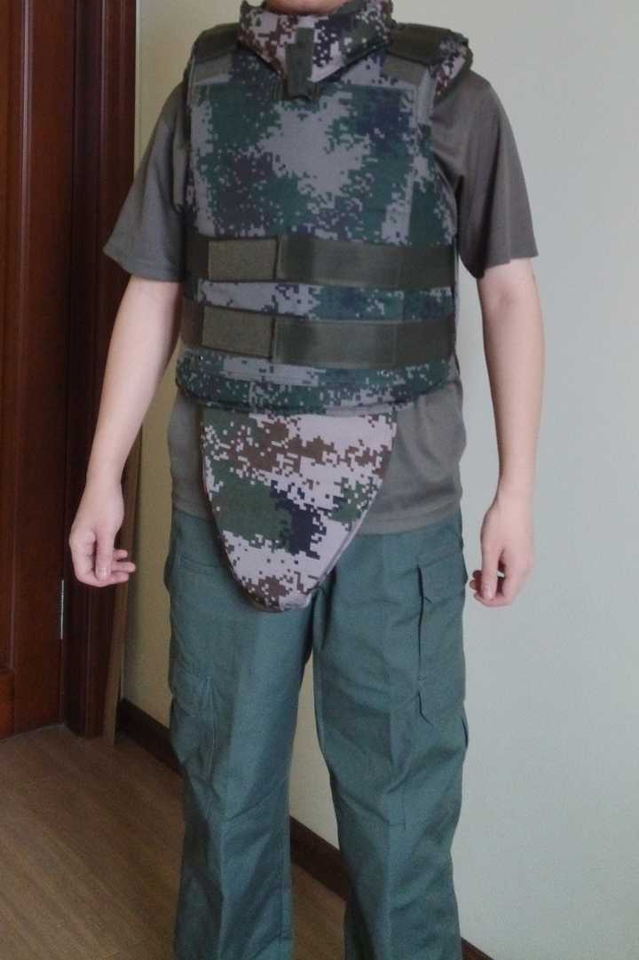上身图 这就是较为理想的配置了,04b步兵防弹衣,根据情况加装适当的