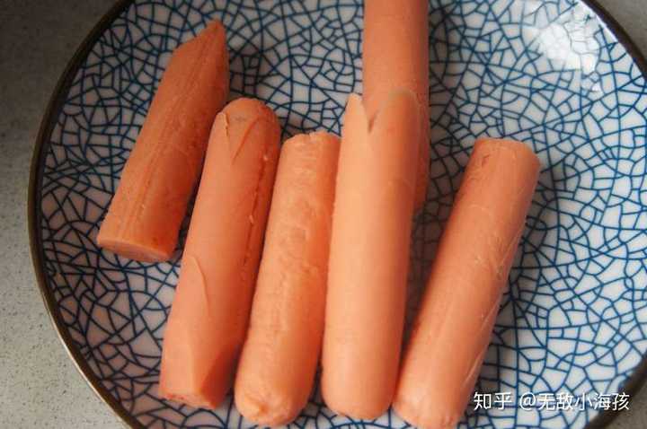 为了容易入口,一根火腿肠切成两半,然后斜着切一切花刀,这样一是好看
