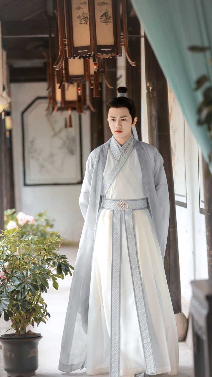 可以分享下任嘉伦的神仙照片吗,谢谢啦(ps:因锦衣之下入坑,超级喜欢