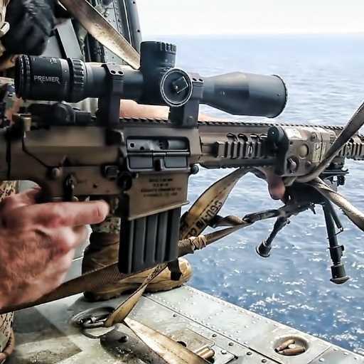 直升机平台狙击 枪架在绳子上就是用来提高精准度的.