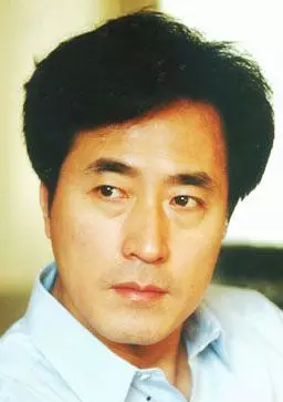 《我爱我家》的贾志国了解一下:配《霸王别姬》里的程蝶衣,就变成了