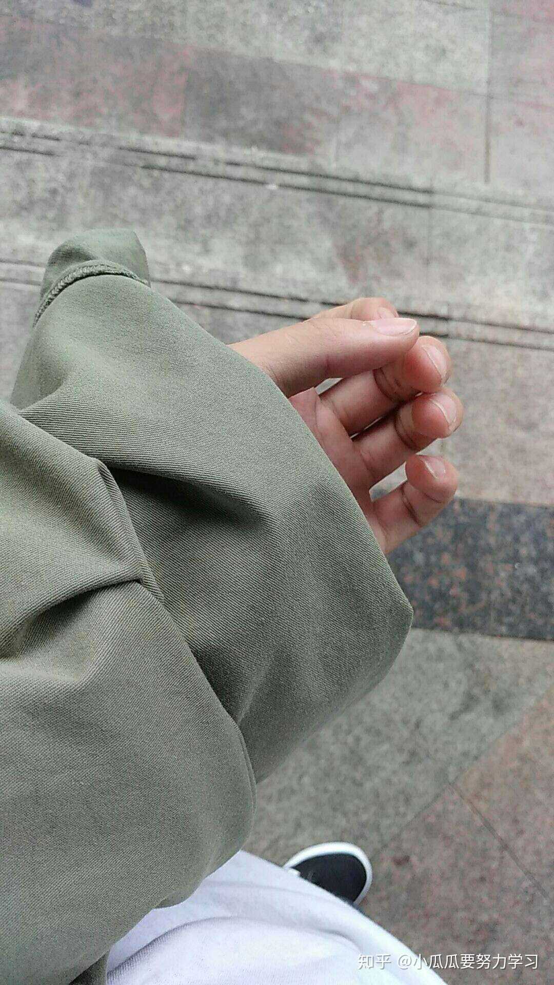 有个假装秀气的莽子的手