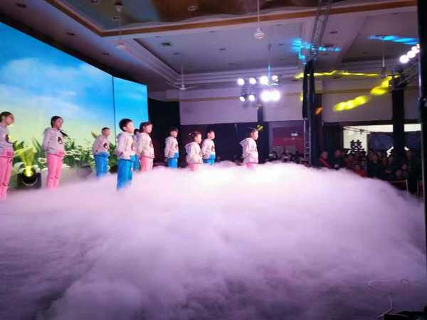 14 岁男孩把装有干冰的密封容器放进冰箱导致爆炸，为什么会这样？日常生活中还有哪些物品不要放进冰箱？