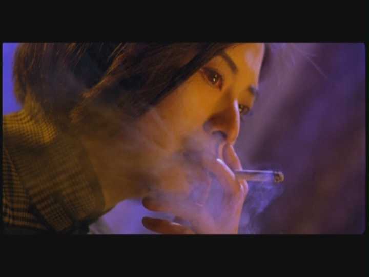 王祖贤抽烟图片