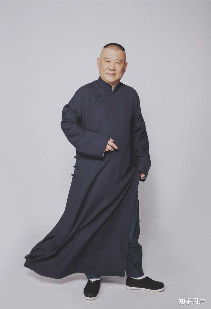 的地摊货气场↓ 还不是脸和身材不行,其实不是的,穿对了衣服的郭德纲