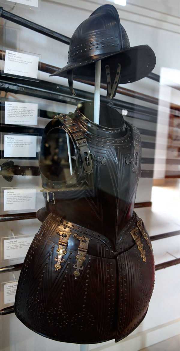 长矛兵盔甲,产自英国伦敦,约 1625 年,英国独特款式,头盔带有阔沿