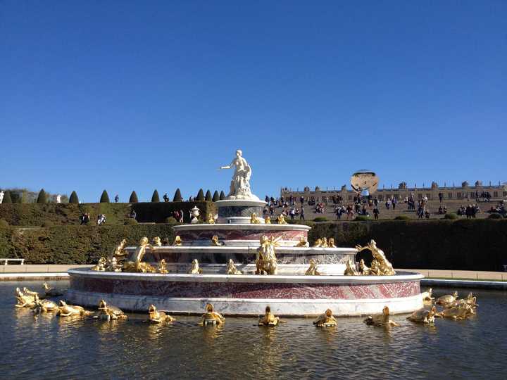 園林的最東邊的一個平臺上有一個由山林水澤女神和河神塑像裝飾的矩形