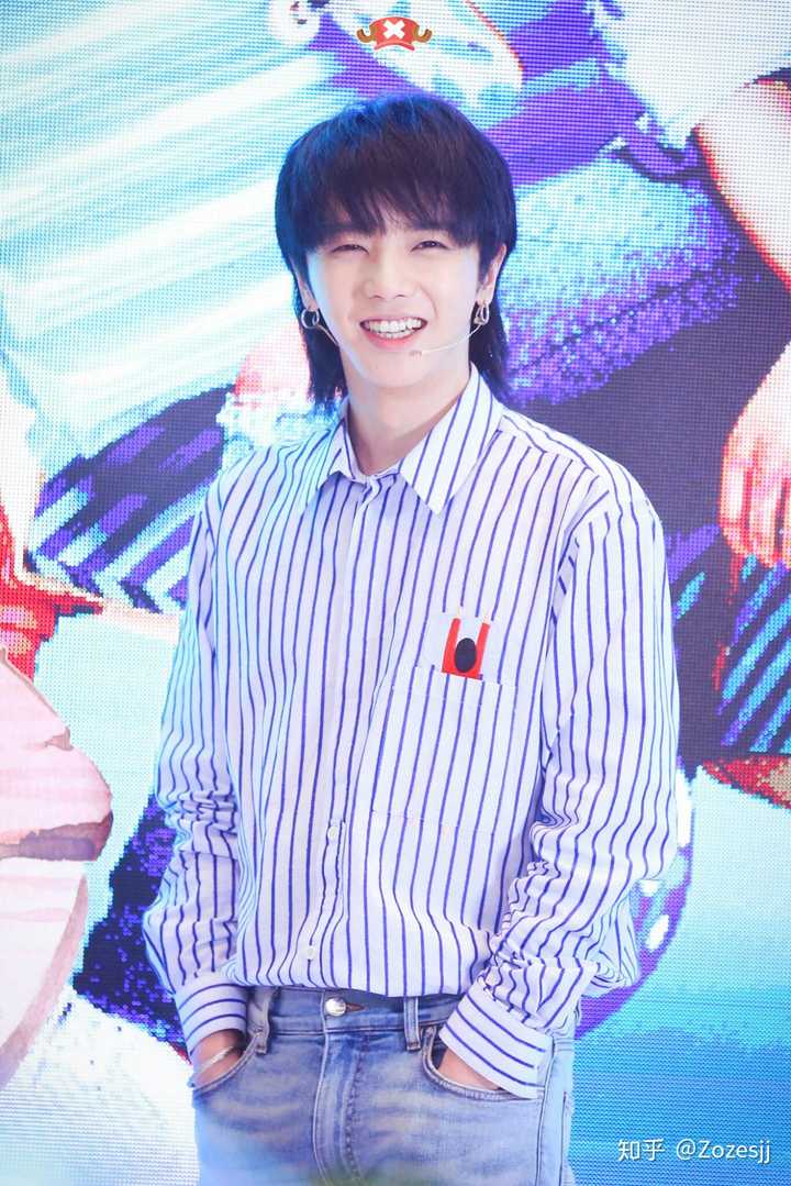 华晨宇 如果不是姓华  别的姓叫晨宇的真不好听!