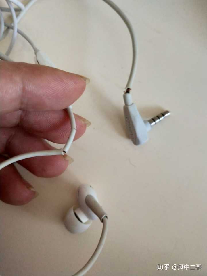 10个月,一只耳机在耳朵里崩开,线断了3个位置,只有一边响了