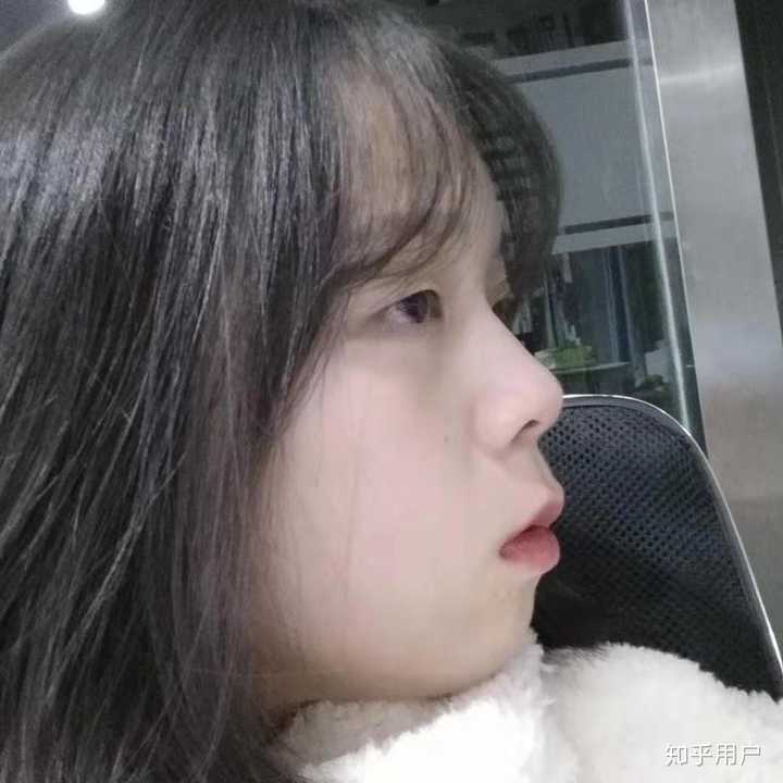 侧脸照是这个样子的……看到我这圆厚的下巴没