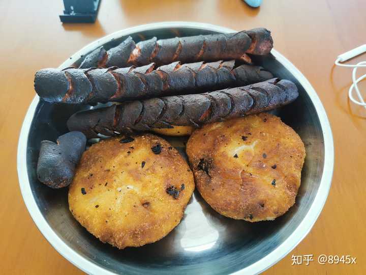 炸糊了的火腿肠.