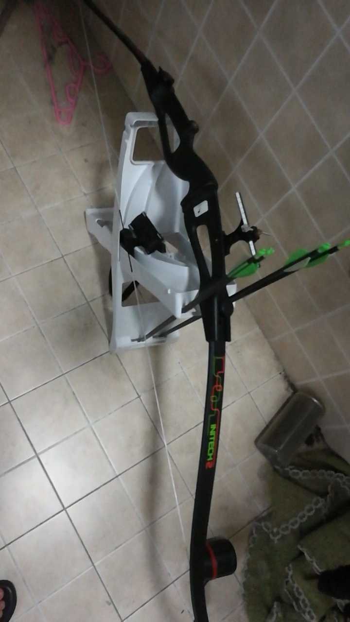 且不带狩猎箭头)都是可以在大陆合法售卖的,上面这把迪卡侬玩具弓拉力