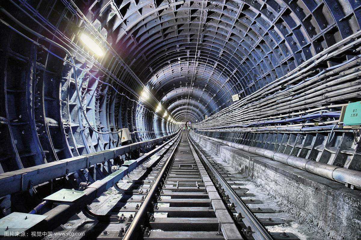 地下铁采用刚性接触网为