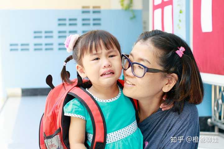 小孩哭闹着不肯去幼儿园怎么办 知乎