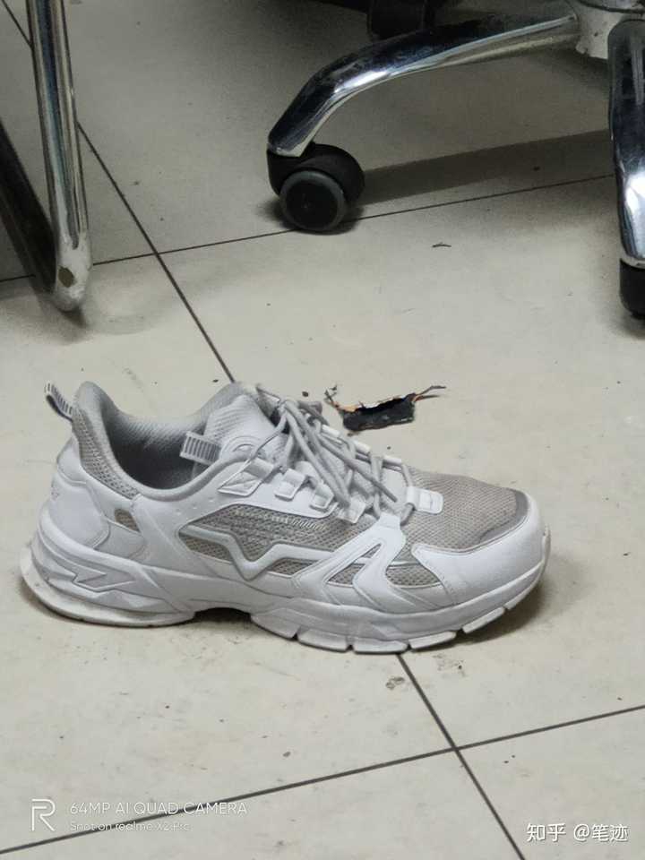 0元的一双鸿星尔克鞋子.