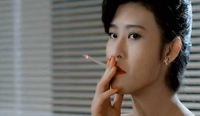 她曾以每部100万港元的片酬,接拍了《情不自禁》,《我为卿狂》,《卿