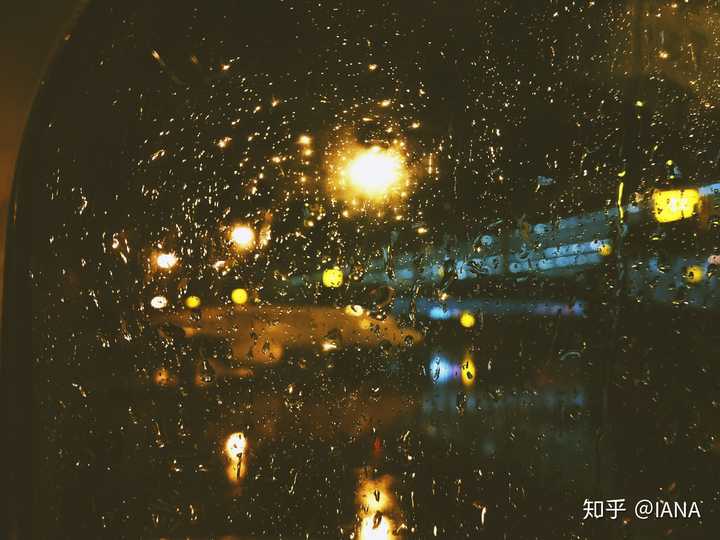 重庆大雨飞机起飞前的窗外