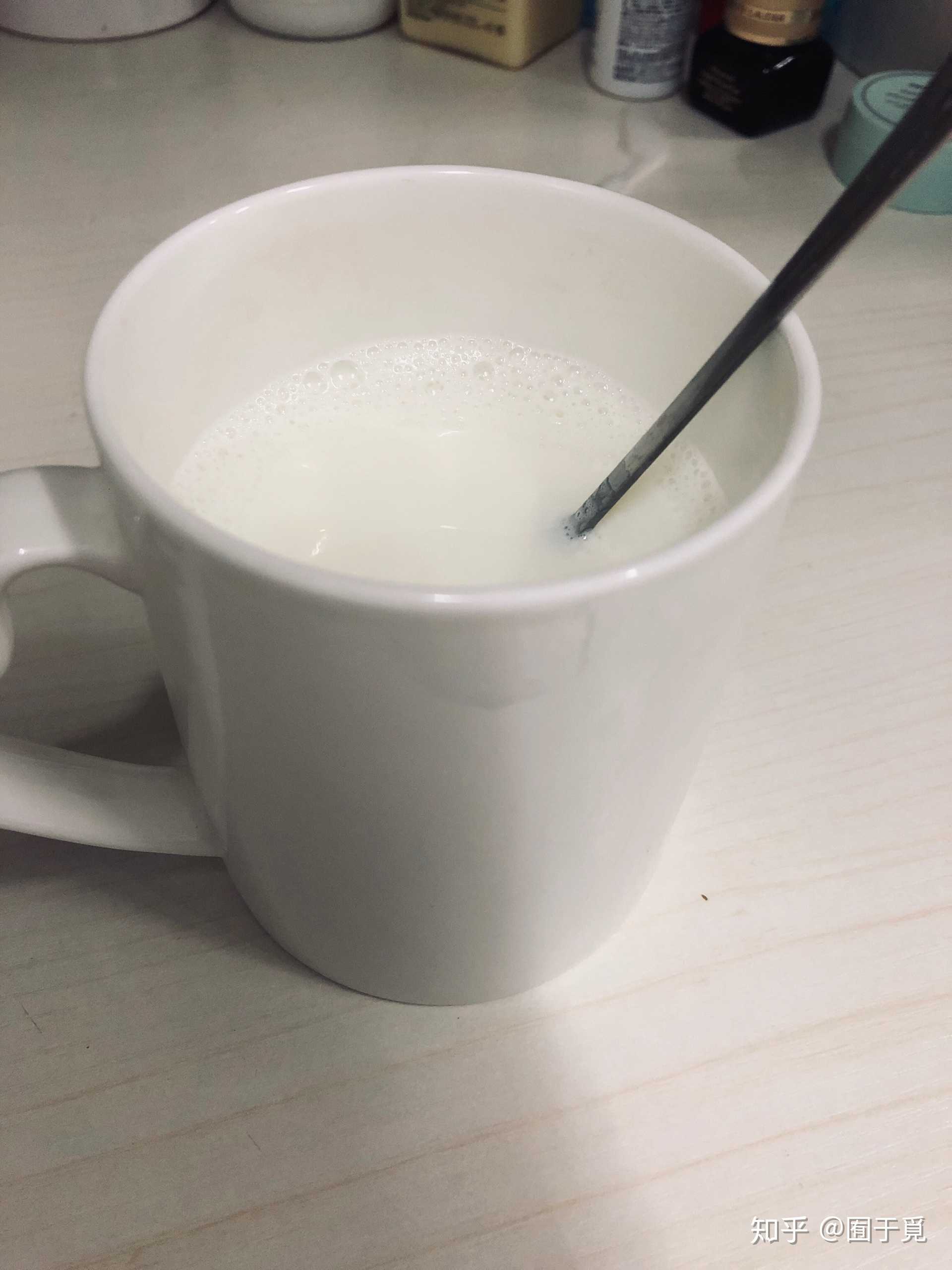 一杯冒热气的牛奶图片图片