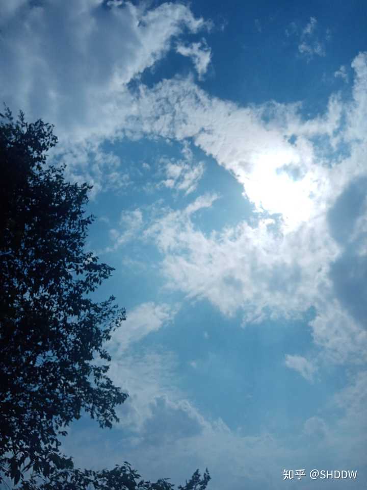 能发一张你拍过最好看的天空的照片吗?(白天黑夜都可以)?