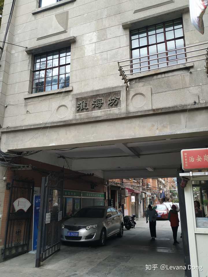 当年这里还叫霞飞路时,这里叫霞飞坊,建国后改名为淮海坊,有3层砖木