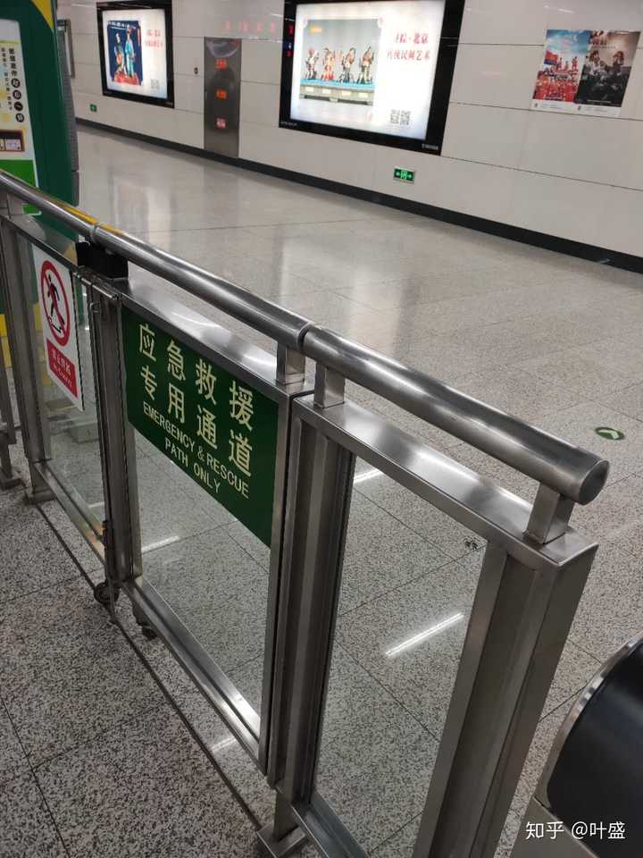 很多地铁站,站内站外只是各一道栅栏,无人看守,真想送点啥进去,恼真