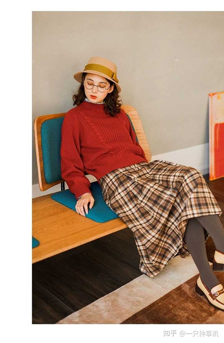 然后还有这件红毛衣配这条牛仔裙也好看～顺便说下,红毛衣软软的,很