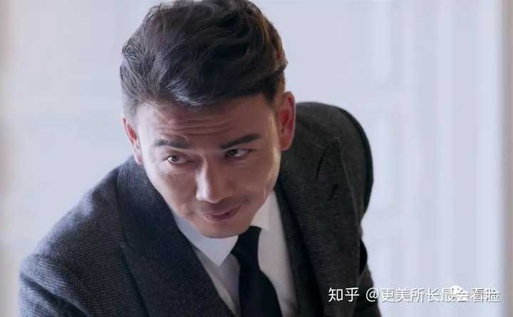 加上霸道总裁标志性的邪魅一笑,效果让人有点颤抖.