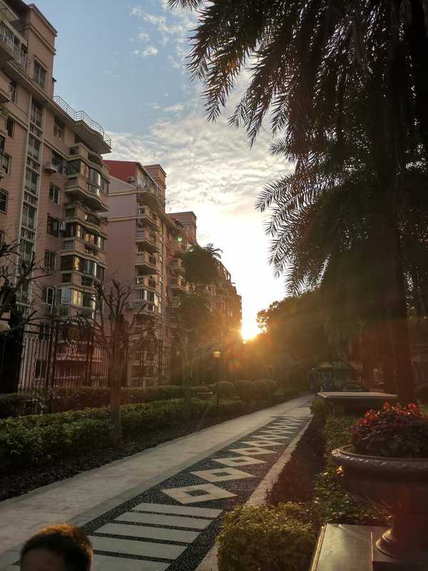 经济普通的小孩如何跟家境优渥的小孩交往？