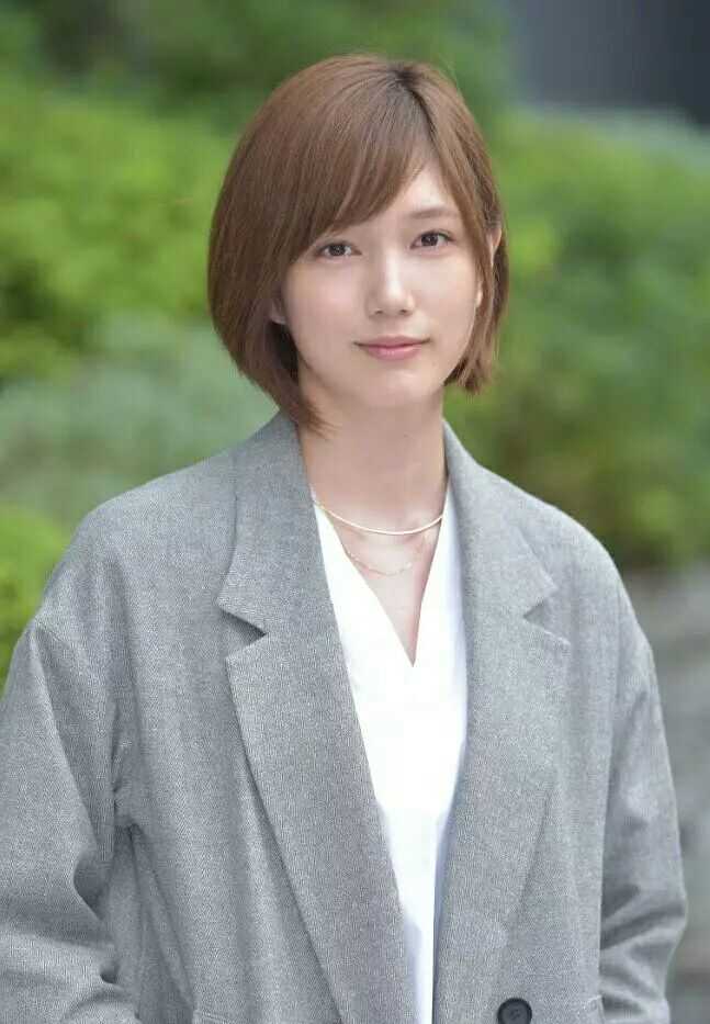 她和小翅膀长得真是像绝了,尤其是短发时. 小翅膀的性冷淡气质最竳!!