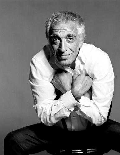 喜剧演员,人声低音炮的浪漫老大叔,里面弦乐声一出,整个人就和音乐