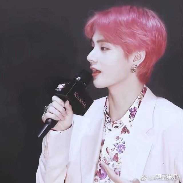 说到绝色我不得不提金泰亨了,这个被评为全球最帅的男人.